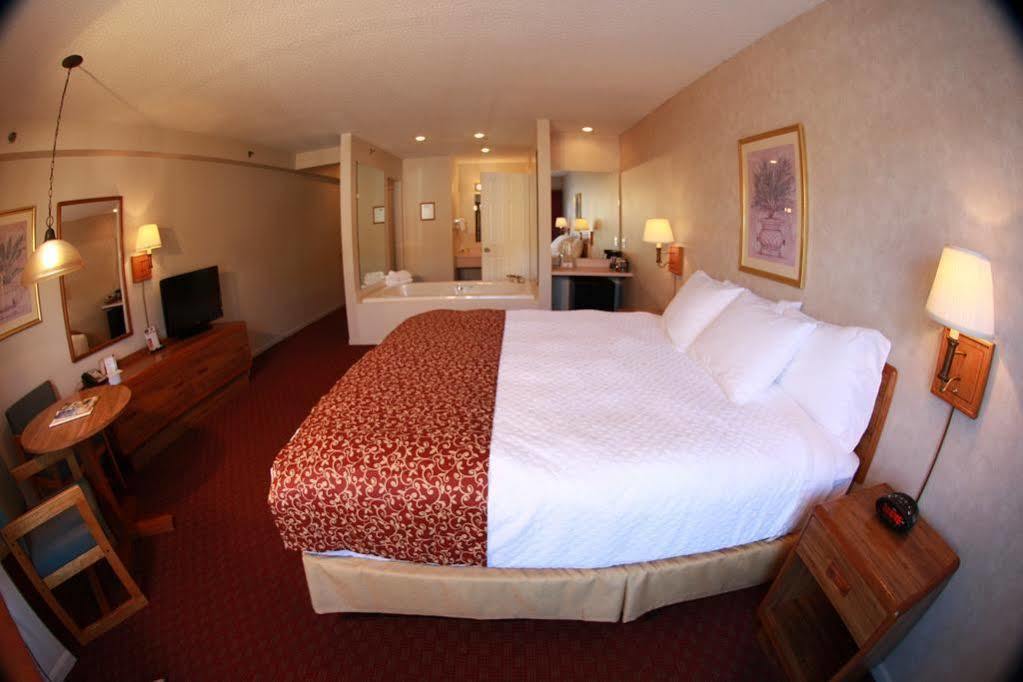 Budget Host Inn & Suites Saint Ignace Exterior foto